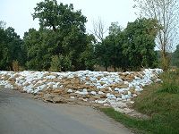 Sandsackwall gegen Elbehochwasser